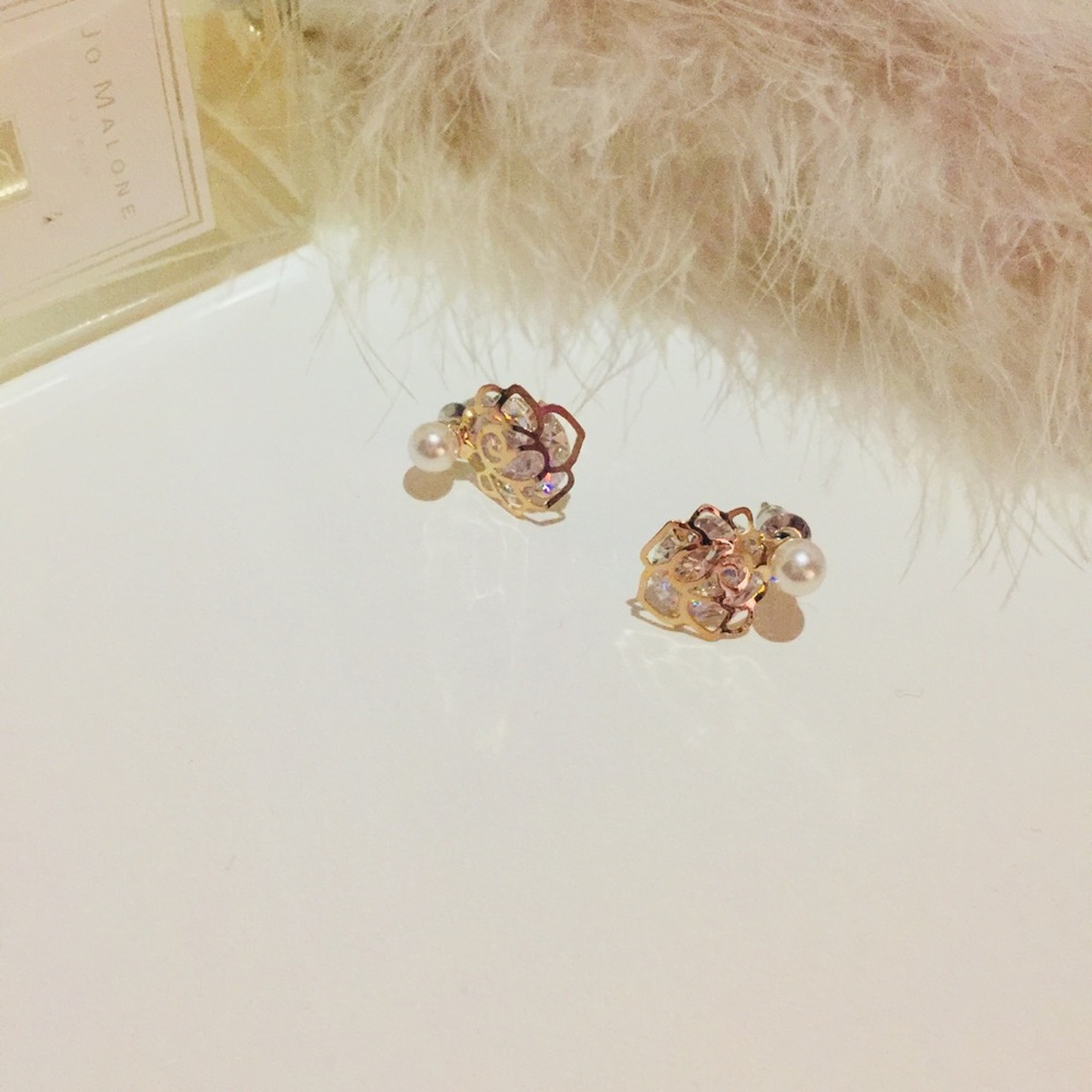 korea rose 🌹 pearl earrings